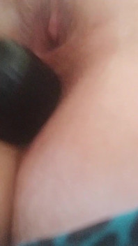 Angenehme anal-masturbation, alleinerziehende mutter masturbiert angenehm mit Analplug