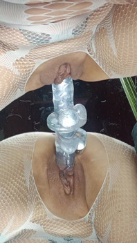 Kızıl saçlı orta yaşlı seksi kadın aynada dildoyla kendini sikiyor, büyük fışkırtmalar ve gerçek orgazm