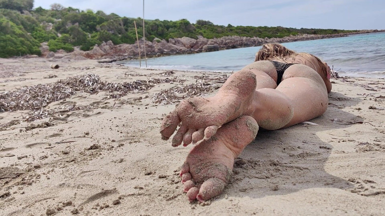 Goddess Lena: Pokrytá pískem a především