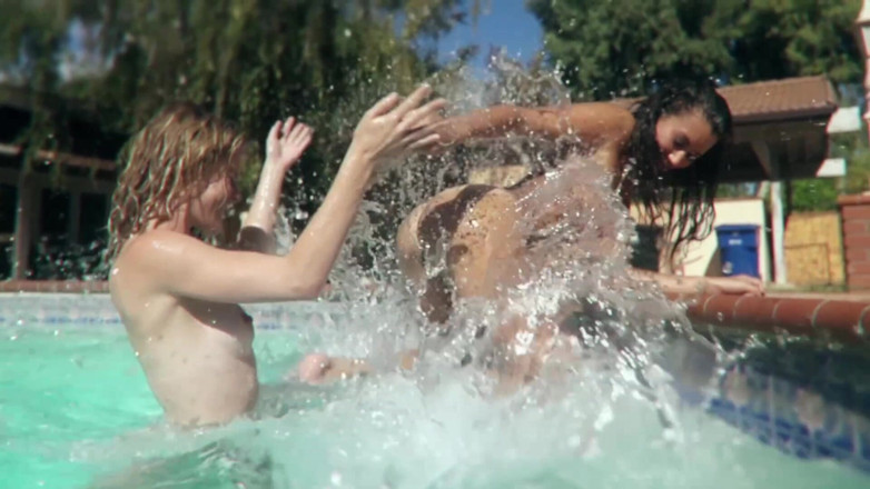 Lesbian Stories: Brünette bekommt im pool ihre muschi geleckt