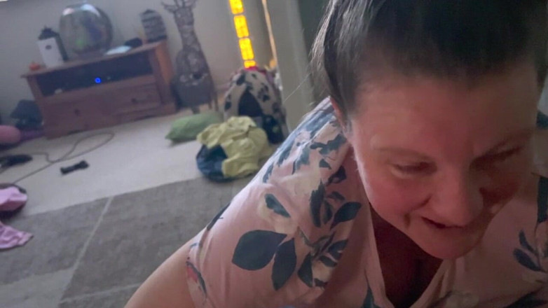 Frequentmasturbation: Blev påkommen att runka i främre rummet det tände henne...