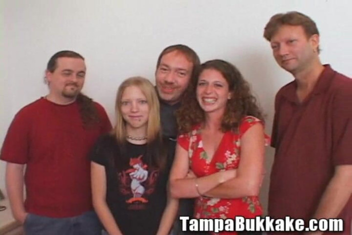 Tampa Bukkake: Deux étudiantes échangent leur sperme dans un gangbang avec de petits nichons,...