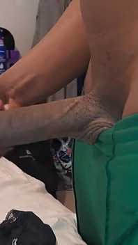 Mi sento arrapata masturbando sulla sborrata delle mutande della mia fidanzata