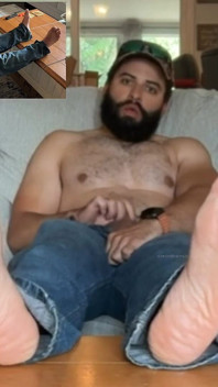 Piede barbuto punto di vista ragazzo muscoloso schizza sborra su se stesso