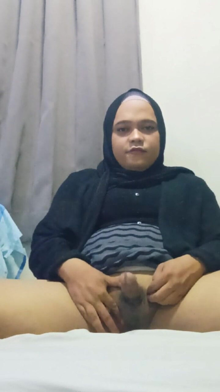 Ivvy Crossdresser: Crossdresser Hidżab masturbuje się i bawi z buttplug