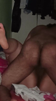 Sexe passionné à la maison avec une femme délicieusement grande et belle