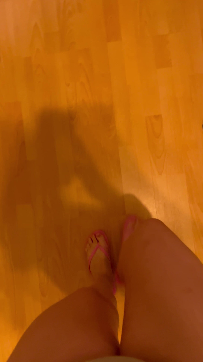 Feet: ВИДЕО ОТ ПЕРВОГО ЛИЦА: Звуки шлепанцев, прохаживающихся