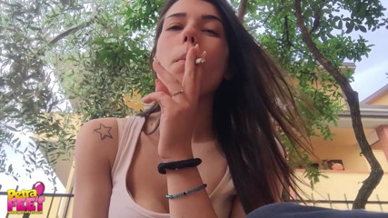 Smokin Fetish: Ona naprawdę wie, że lubi palić
