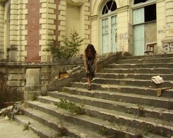 European Classics: Troia si sditalina la figa sulle scale all'aperto