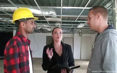Azgın hatun iki büyük yarağı memnun ediyor