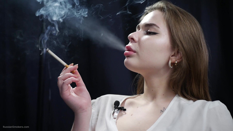 Russian Smokers: Rosyjska blondynka pali w białej bluzce