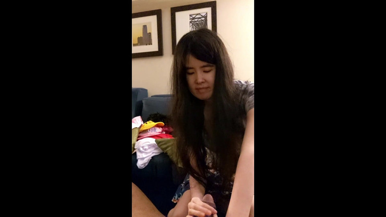 Gentleman Porno: La ragazza asiatica mostra il guardaroba e poi succhia il...