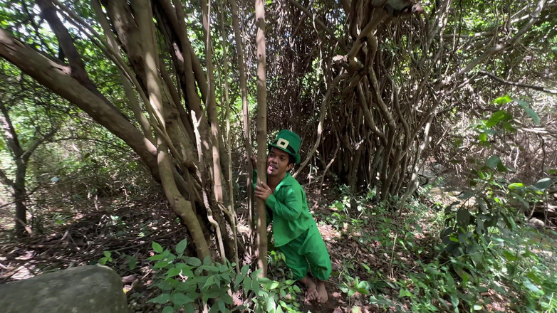 ManuelaAlvarez: 我们以为和我性感的继妹独自在树林里，直到一个饥渴的妖精从阴影中走了出来