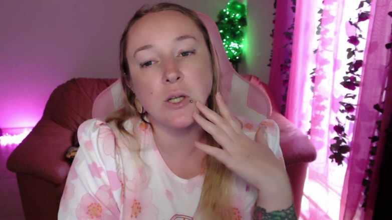 Kisicaxx: Velké černé péro uctívající sprosté řeči