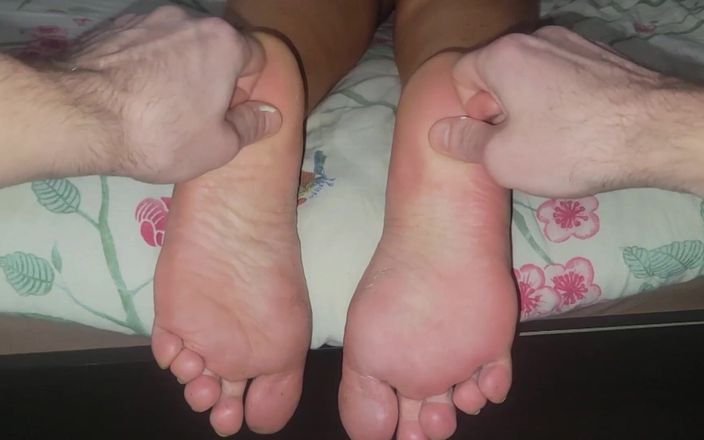 Anna Fire: सौतेली मम्मी के लिए पैरों की मालिश