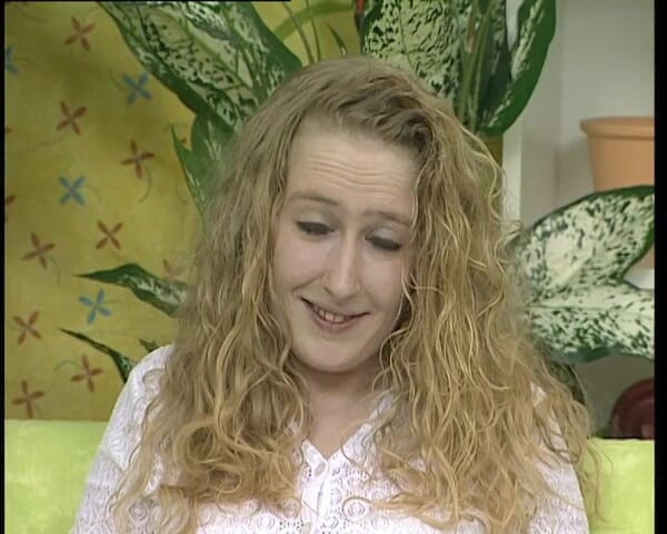 YOUR FIRST PORN: Sandra Befriedigt Dreimal Ihre Muschi - Sandra uspokojuje kundičku třikrát