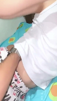 Il patrigno succhia il cazzo del suo bellissimo figliastro e ingoia la sua sborrata