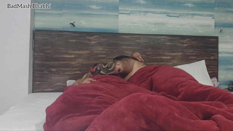BadMash_Bhabhi: 穿着蓝色口红的年轻孟加拉 pooja bhabhi 吮吸丈夫的鸡巴并被丈夫狠狠地操，清晰的印地语音频