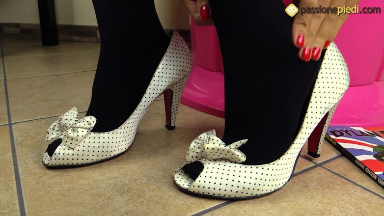 Best Nylon Feet Videos: Chiara si sundá punčochy a ukazuje krásné nohy