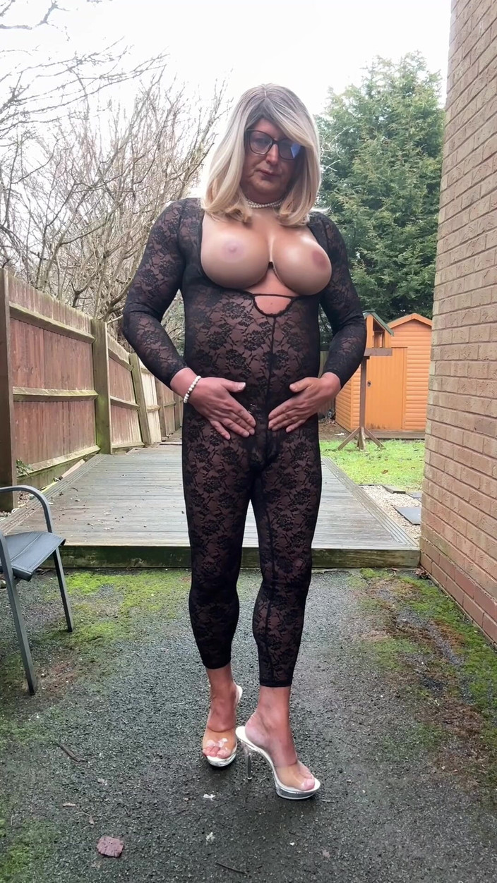 Kellycd2022: Kellycd2022, travesti sexy, fait pipi dans une combinaison en dentelle...