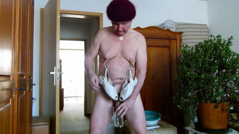 Andi Geil: 자신의 오줌을 삼키는 젖꼭지에 Ilse의 신발을 신은 안드레아스