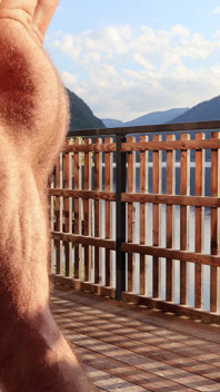 Behaarte bodybuilderin strippt und wichst auf der alpinen terrasse