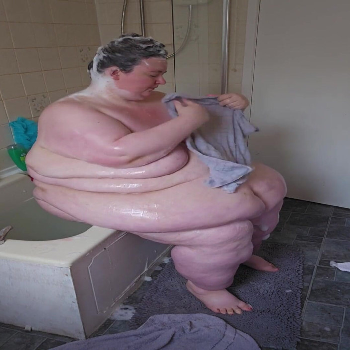 SSBBWLadyBrads: Жиробасина не в состоянии омовать, часть 2 в ванной