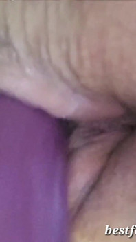 Excitat cu dildo-ul futut