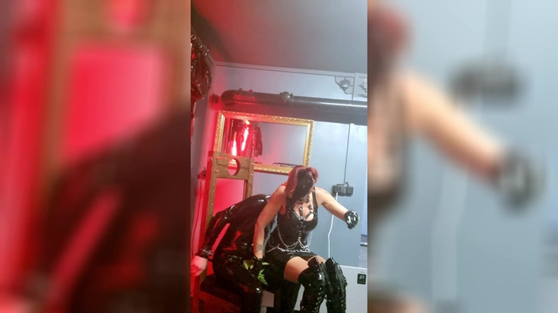 Madame Moira Dominatrix: Urzică dură și neajutorare absolută în Sac.