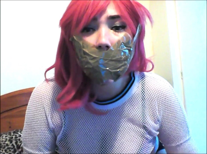 Selfgags classic: Misha Mayfair în: Tape Gag Talker umplută cu șosete!