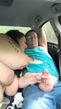 Furtivement dans les bois, elle branle sa bite vont-ils se faire prendre ?