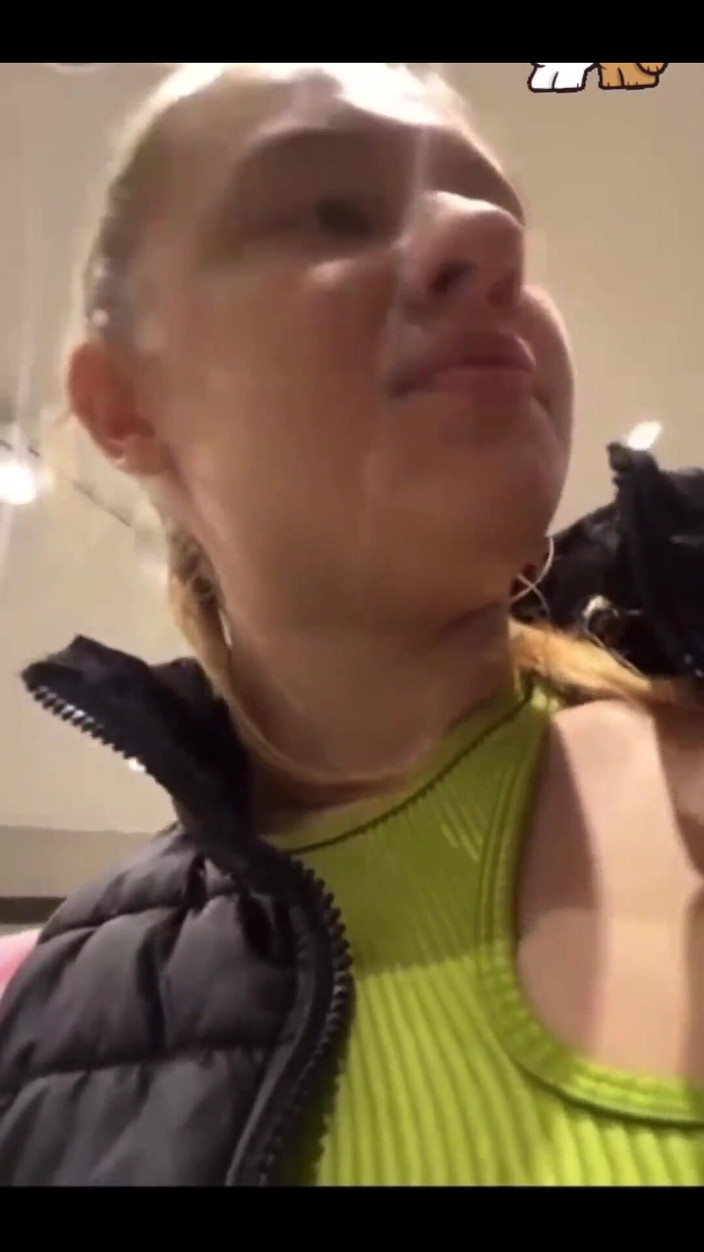 JuiceLussie: Andando com vibrador na buceta no público