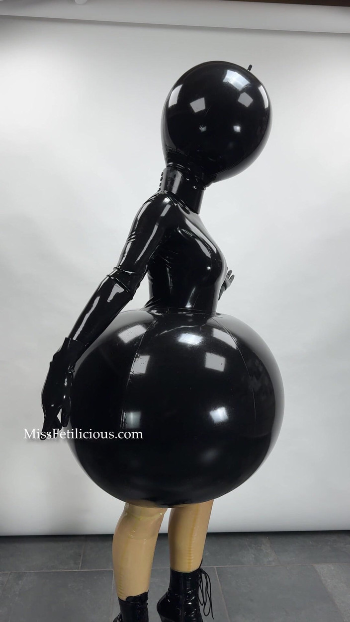 Miss_Fetilicious: Що думаєш про мою надувну сукню?