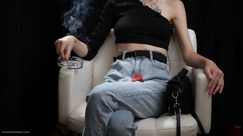 Russian Smokers: İnce piliç iki kırmızı sigara içiyor