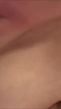 Amatoriale si masturba un dildo nella sua fica e si eccita sui capezzoli