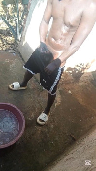 Regardez-moi Caresser Ma Bite Bien Dure Dans La Boue, Tu Ferais Mieux De Me Mendiser Pour Chaque Goutte