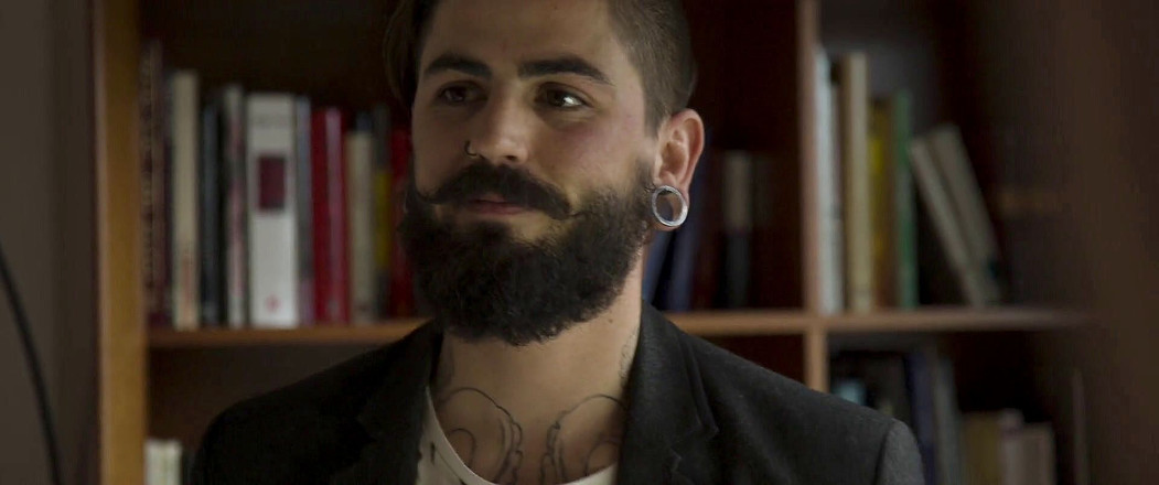 Verso Cinema: Hot tattooed teen gets spitroasted in threesome