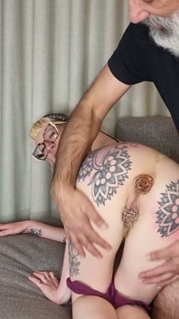 Rosa é espancada e plugada por homem mais velho - caseiro