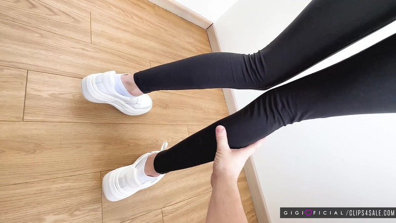 Gigi oficial: Když se 18letá dívka pomalu oblékala, začal čichat a lízat její ideální...