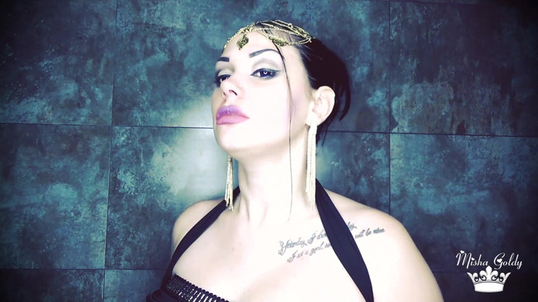 Goddess Misha Goldy: daark devi ek laalchi bhookh mahsoos kar rahi hai!