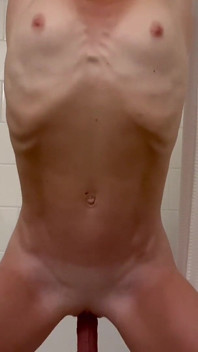 Mogen MILF studsande ridning dildo i dusch med orgasm