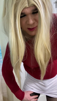 Travesti amateur se para y se muestra hablando sucio y mostrando la polla del clítoris y el culo