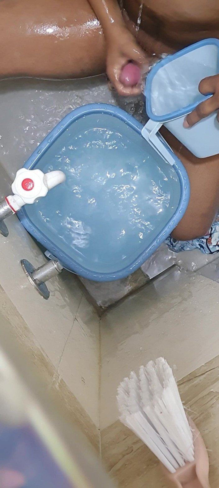 Ahir: Seksi oğlan banyo yaparken mastürbasyon yapıyor