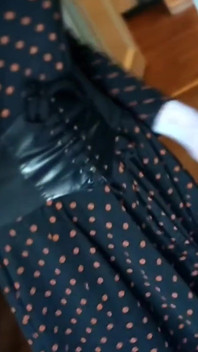 Transe verdreht ihren arsch vor dem fenster, verführt zufällige passanten und geht in frauenkleider gekleidet durch den eingang