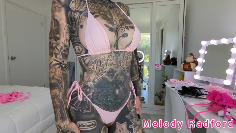 Melody Radford: Rosa babado micro biquíni experimentar com grandes mamas Melody Radford