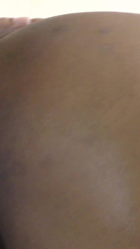 Zwarte dikke kont met grote borsten geneukt en gecreampied op zijn hondjes