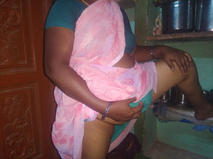 Desi Sathiya: Village Beauty Saree Aunty Romance
