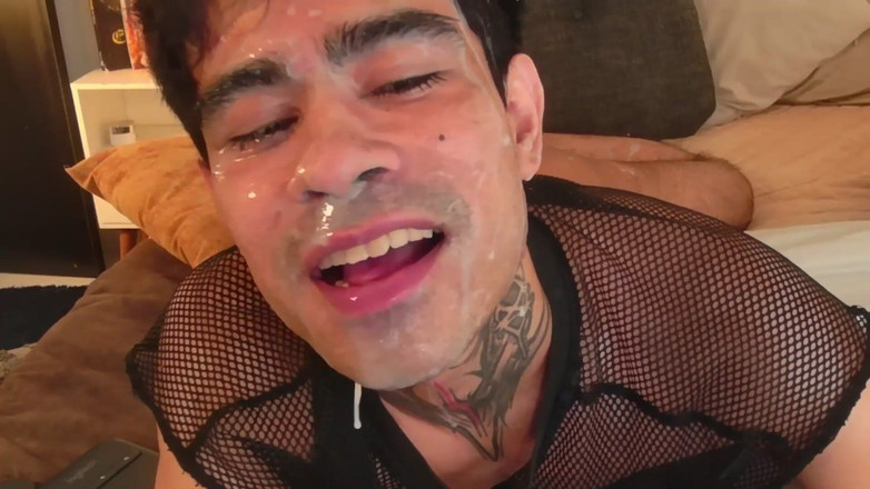 StephanosVerentt: Succhia il giocattolo con la sborrata in faccia