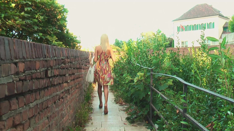 Julia Reaves world: Procace bionda MILF drena straniero in pubblico per voyeurs