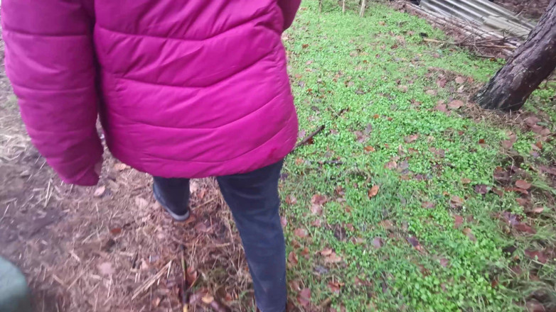 Bouncy Tits Action: Barefeet tit slår i naturen